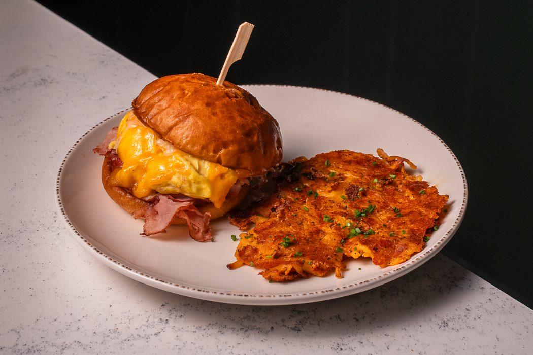 Egg sandwich with hash brown